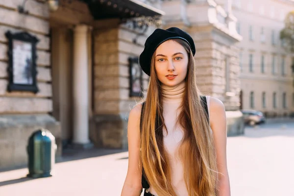 Close-up of a young girl in a beret who looks in the camera lens — Stock Photo, Image