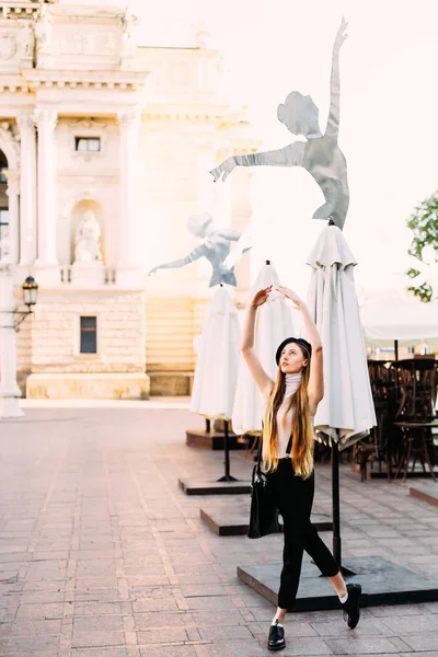En vacker flicka står på en balettdansare plats nära en dec — Stockfoto