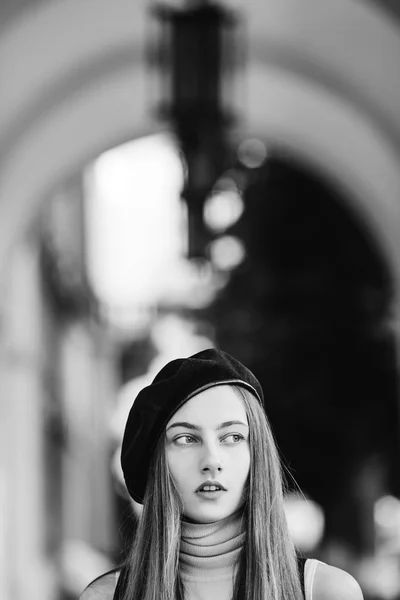 Close-up face of a girl with a beret that looks distant and behi — Stock Photo, Image