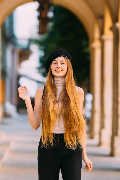 Ragazza Felice Con Lunghi Bei Capelli Sorride Guarda Obiettivo Della — Foto Stock