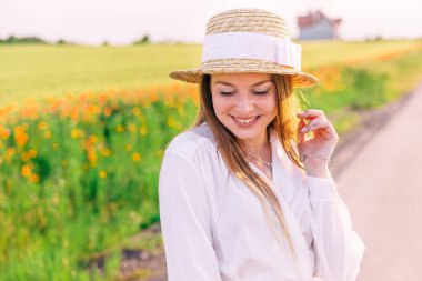 Beyaz elbiseli ve tekneli çilli kıza bakın. 