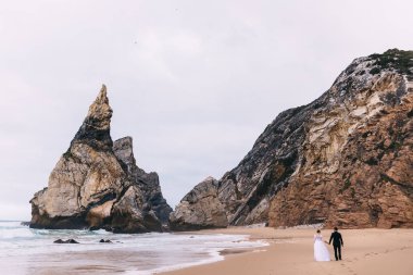 Okyanus kıyısındaki inanılmaz uçurumlar. Yeni evlilerin geçmişe bakış. Bekle.