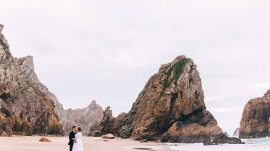 Yüksek kayalıklar ve okyanusun kumlu kıyıları. Gelin ve Gr