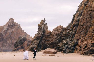 Yeni evliler eğleniyor ve büyük St. Louis 'in arka planında yürüyorlar.