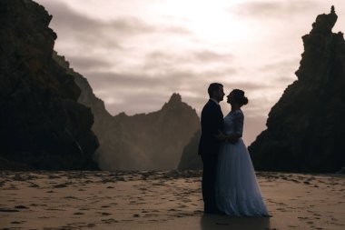 Yeni evlilerin profili arka planda birbirini kucakladı