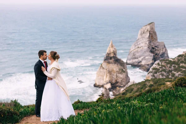 Profil nygifta i varandras armar på bakgrunden av — Stockfoto