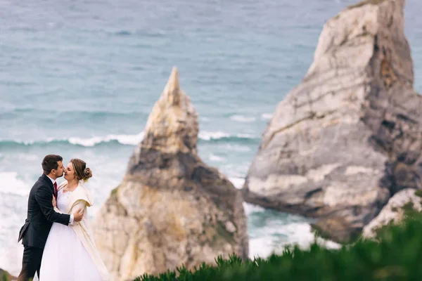Okyanus kıyısındaki kayalıklarda. yeni evlilerin profili — Stok fotoğraf