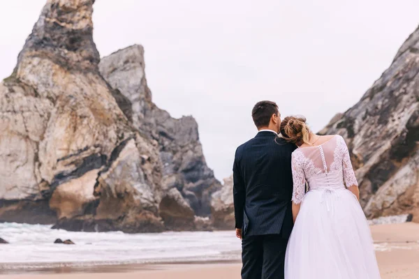 Наречена і наречена стоять на пляжі на тлі — стокове фото