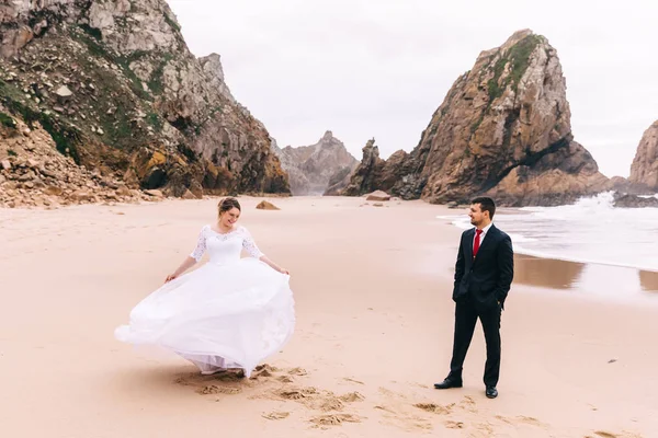 Vacker sandstrand av havet och stenklippor. bruden i — Stockfoto