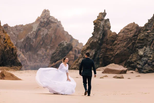 Die Braut kreist und der Bräutigam schaut sie an. schöne natu — Stockfoto