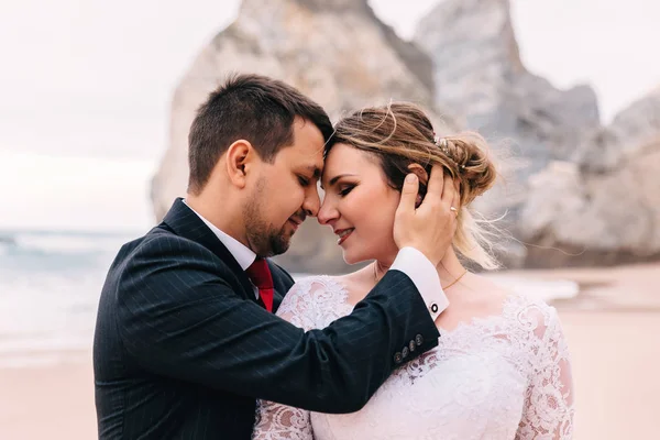 Gros plan de mariée et marié mignon sourire. mariée avec belle ha — Photo