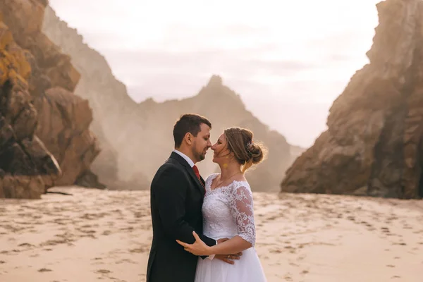 Yeni evlilerin profili yüksek kayalıklarda öpüşmek istiyor. — Stok fotoğraf