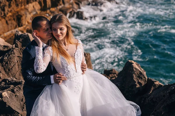 Наречена в білій мереживній сукні закрила очі і наречений — стокове фото