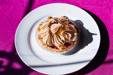 Restoranda bir masa. Kremalı beyaz tabakta kek. Üst vi