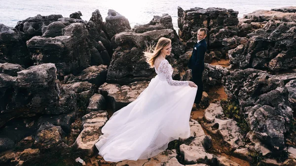 Brudgummen i kostymen tittar på bruden i vit klänning. stora r in — Stockfoto