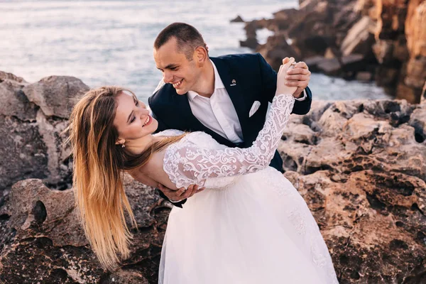 Novomanželé tančí. nevěsta v krajkových šatech zavřela oči — Stock fotografie