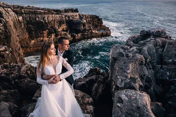 Damat geline sarılır ve onlar da Roc 'un arka planında gülümser. — Stok fotoğraf