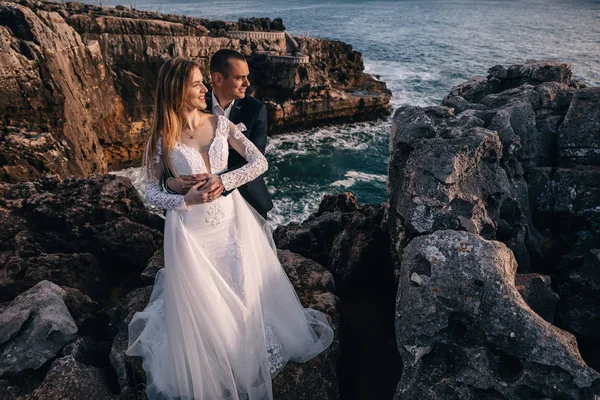 Damat geline sarılır ve onlar da Roc 'un arka planında gülümser. — Stok fotoğraf