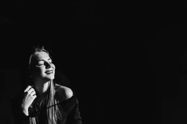 Menina em um café senta-se em poltrona e fechou os olhos. Perfil. riz — Fotografia de Stock