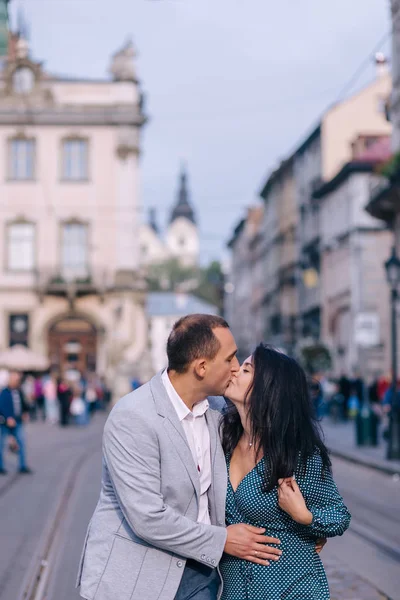 Mann und Mädchen schlossen die Augen und küssten sich auf der Straße. Nahaufnahme. — Stockfoto