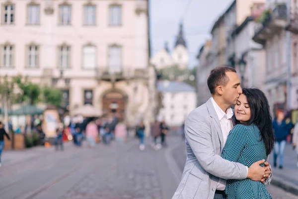 El tipo abraza a la chica y cierran los ojos. calle de ciudad . — Foto de Stock