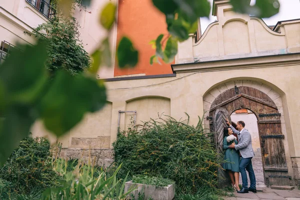 Facet i dziewczyna patrzeć na siebie i dziewczyna posiada bukiet kwiatów — Zdjęcie stockowe