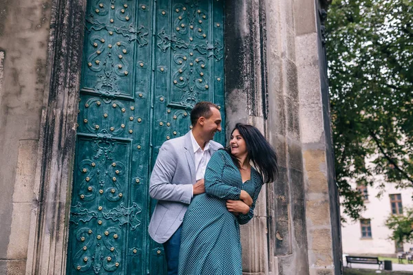 Mujer y el hombre se divierten cerca de la construcción con hermosa puerta vintage —  Fotos de Stock