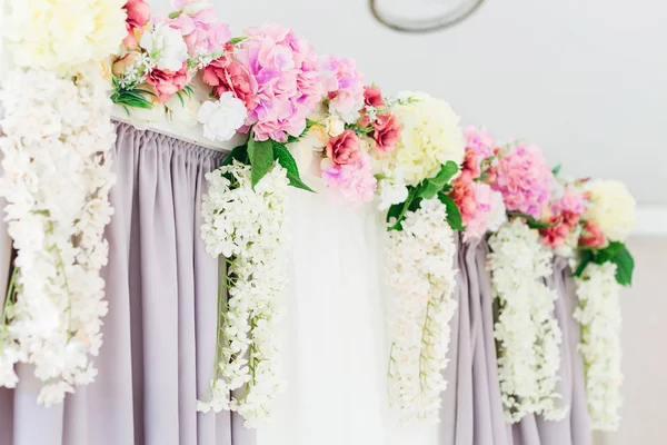 A photo zone with tulle and curtains decorated with flowers. clo — Stockfoto