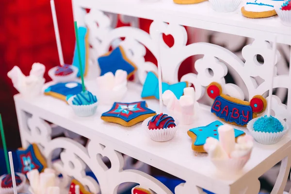 Caramelle per il bambino al suo primo compleanno. stand con i cookie — Foto Stock