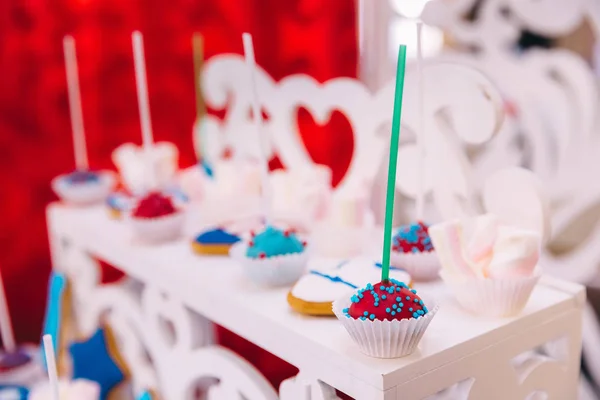 Primer plano de cupcakes en soporte blanco. barra de caramelo para el primer cumpleaños — Foto de Stock