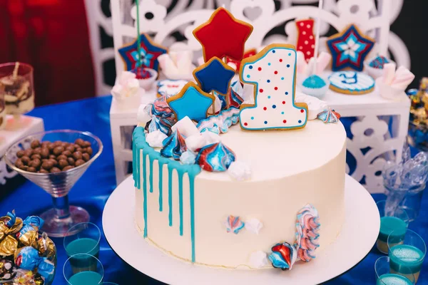 Belo bolo decorado com biscoitos e creme. barra de doces para b — Fotografia de Stock