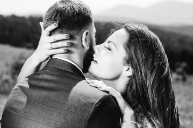 Gelin gözlerini kapadı ve kulağına bir şeyler fısıldadı.