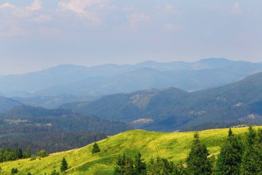 Bir sürü zirvesi olan inanılmaz dağ manzarası. Bir çeşit...