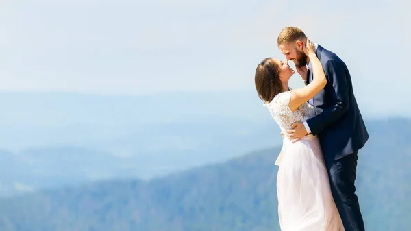 Perfil de recém-casados que estão cara a cara e sorriem para cada um — Fotografia de Stock