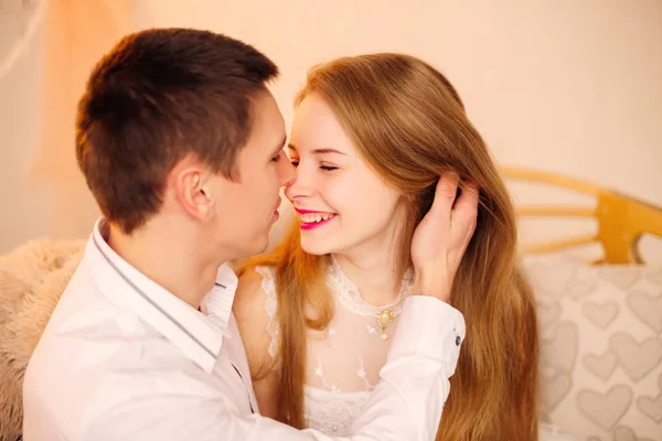 Der Kerl hält seine Hand im Haar des Mädchens und will sie küssen. — Stockfoto