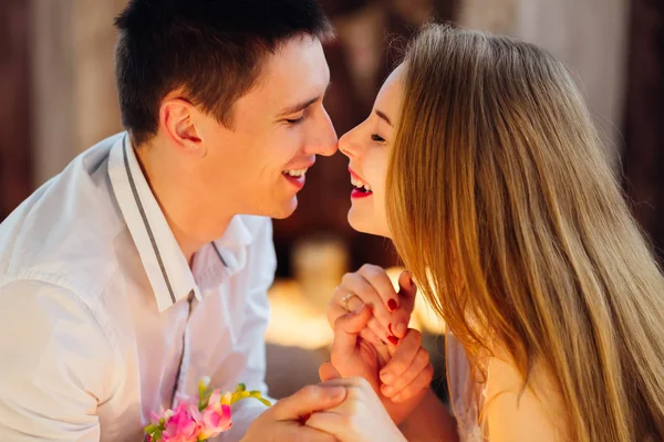 Risos casal em um jantar romântico após casamento proposta — Fotografia de Stock