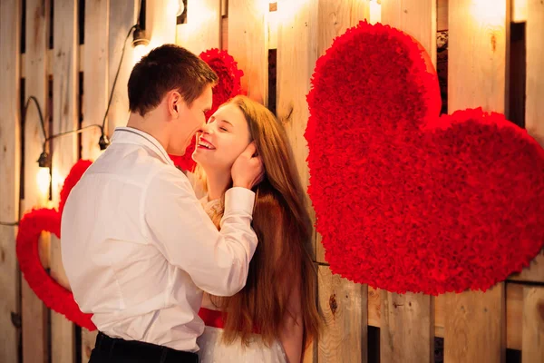 La fille se pencha contre le mur et ferma les yeux et le gars — Photo