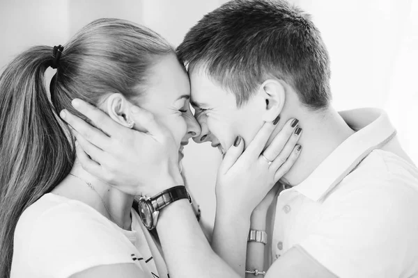 The guy and the girl lean their heads and hold hands on each oth — Stock Photo, Image