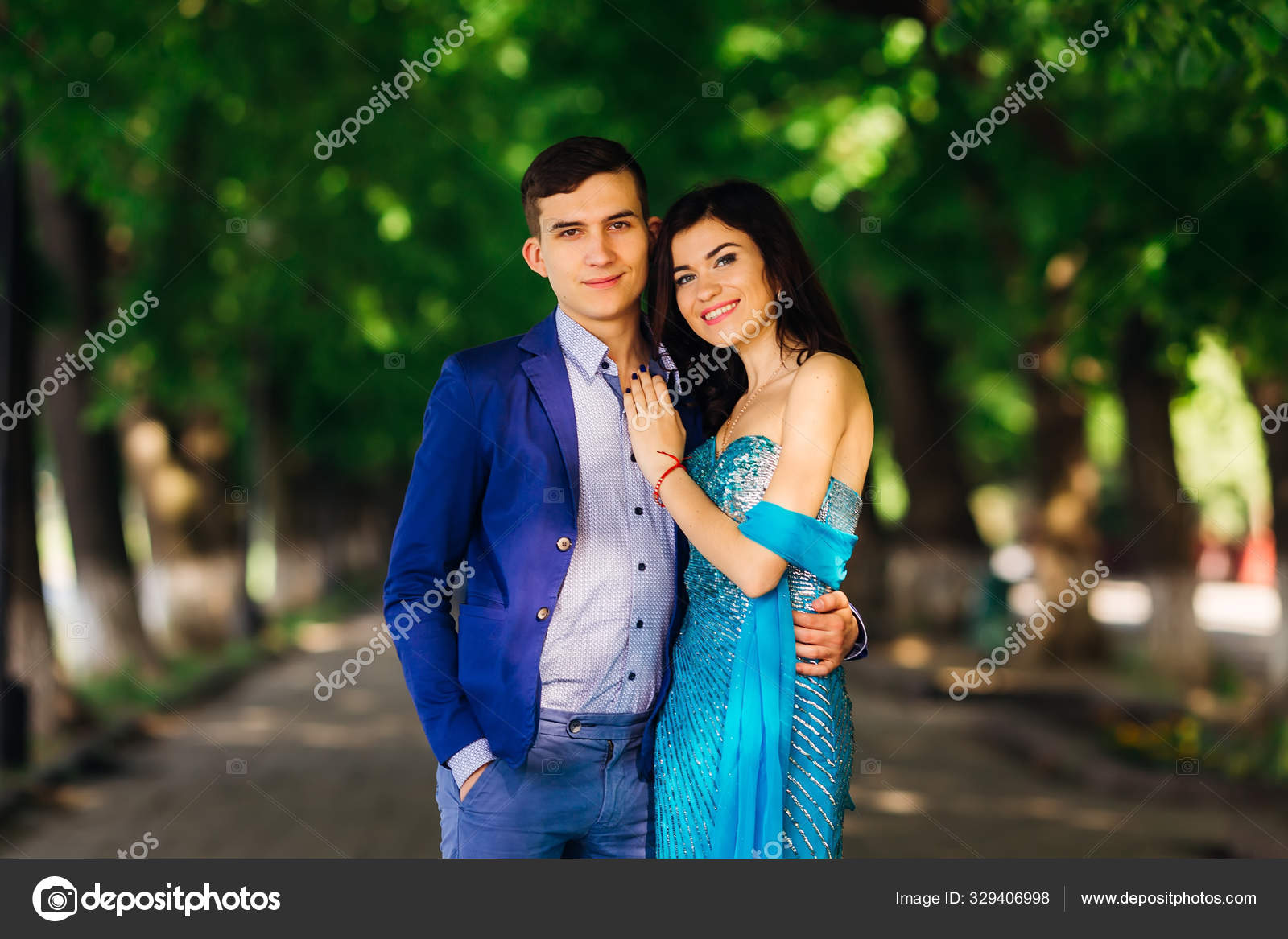 Plaske slå færdig Parret i kærlighed i festligt tøj se på kameralinsen en — Stock-foto ©  ivankyryk #329406998