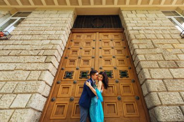 Adam, binanın yanındaki kıza bakar ve onu kucaklar.