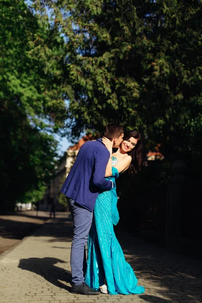 Хлопець обіймає дівчину і хоче поцілувати на вулицях міста — стокове фото