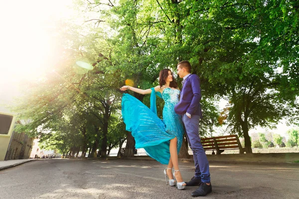 Um vestido voador em uma menina com saltos altos. A menina e o cara um — Fotografia de Stock