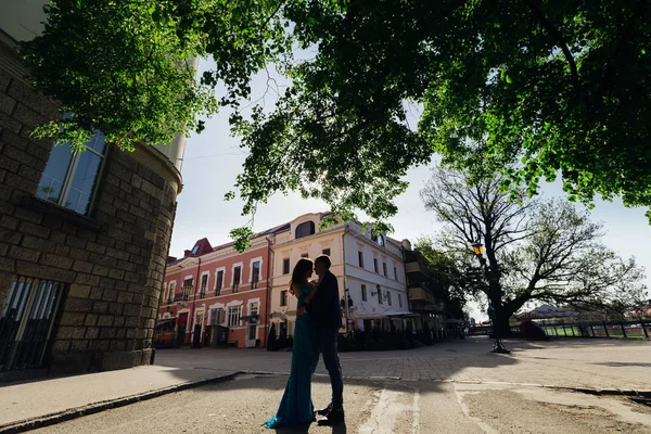 The guy and the girl embraced each other on the city square amon — 스톡 사진