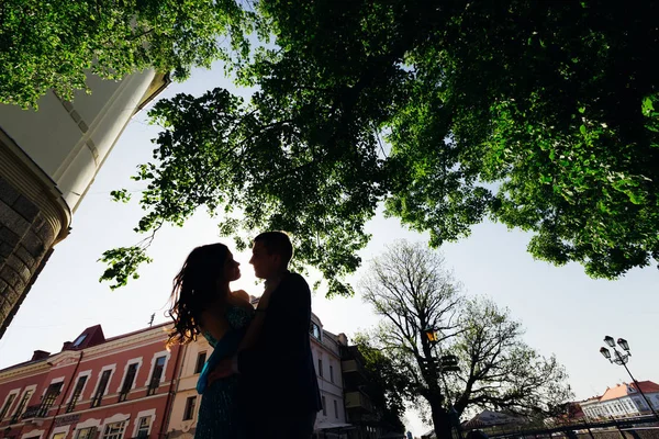 一个男人和一个女孩在广场上互相拥抱的特写镜头 — 图库照片