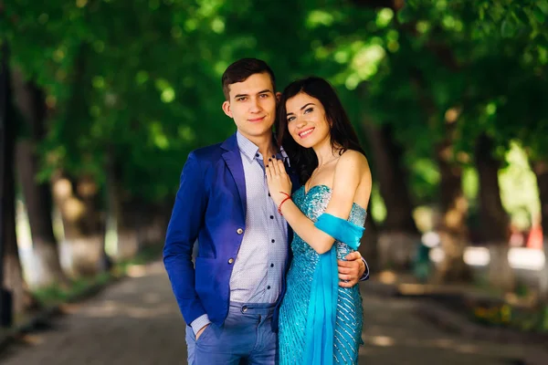 Paret kär i festliga kläder titta på kameralinsen en — Stockfoto