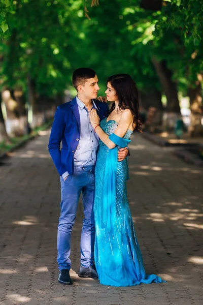 Het paar in liefde in feestelijke kleding kijken naar elkaar en knuffelen — Stockfoto