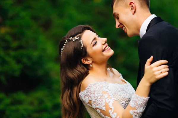 Profil nowożeńców patrzących na siebie i uśmiechających się. zbliżenie — Zdjęcie stockowe
