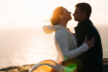 akşam oc fon karşı aşık çiftin sarılmak