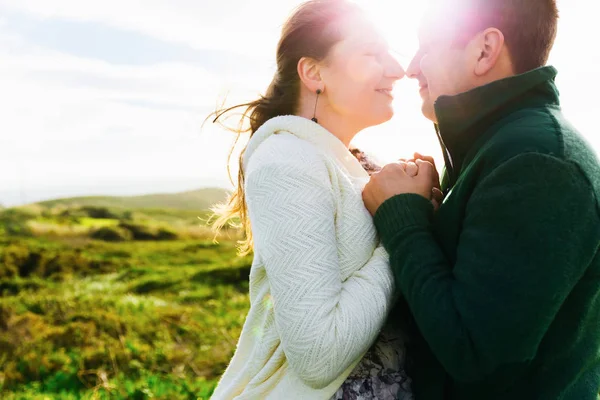 Le mec et la fille se tiennent la main et se tiennent face à face — Photo