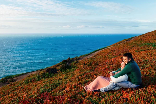 Das verliebte Paar umarmt sich am Ufer des Ozeans — Stockfoto